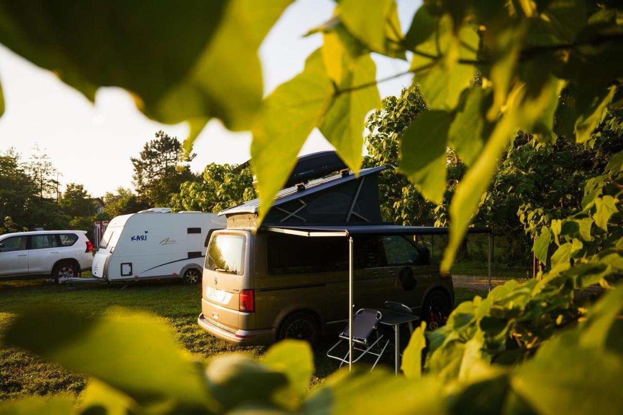 Camping @ Nogometni golf Ljubljana Hotel Esterno foto